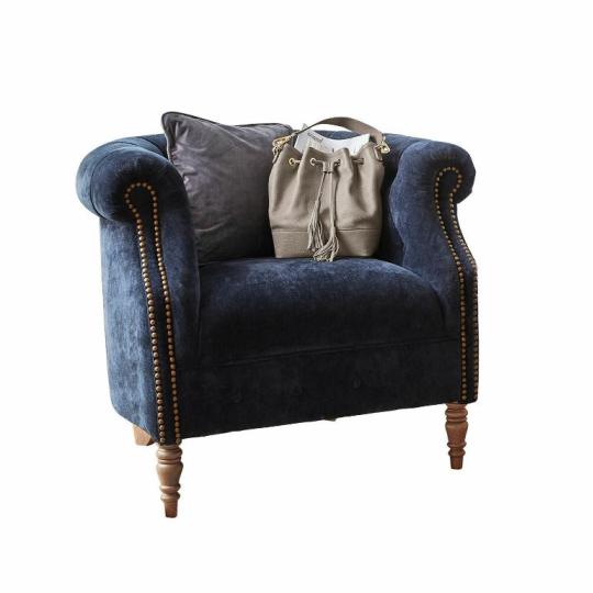 polgari villa kastely nappali butor berendezes tuzott kek barsony chesterfield karpitos fotel elegans.jpg